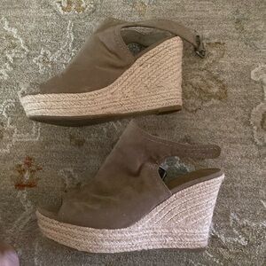 Universal Thread wedge shoe